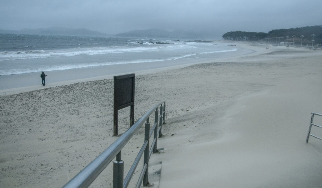 Y los fuertes vientos también dejaron imágenes curiosas. En Samil, la arena de la playa invadió tanto el paseo como los aparcamientos. Así, "Herminia" devolvió a la playa lo que le quitó la el hormigón y el asfalto.