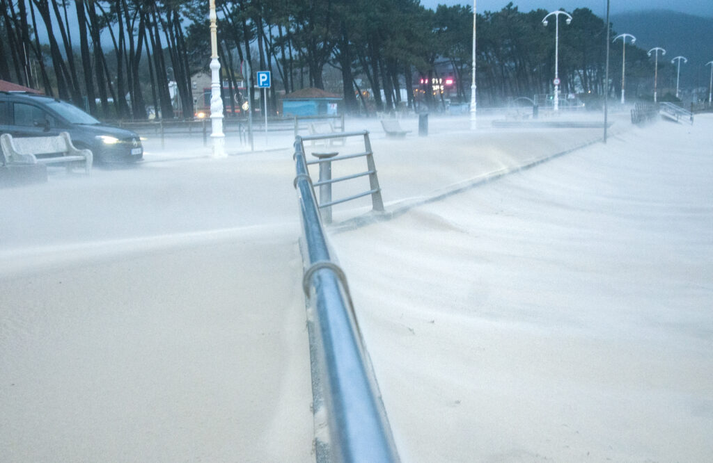 Y los fuertes vientos también dejaron imágenes curiosas. En Samil, la arena de la playa invadió tanto el paseo como los aparcamientos. Así, "Herminia" devolvió a la playa lo que le quitó la el hormigón y el asfalto.