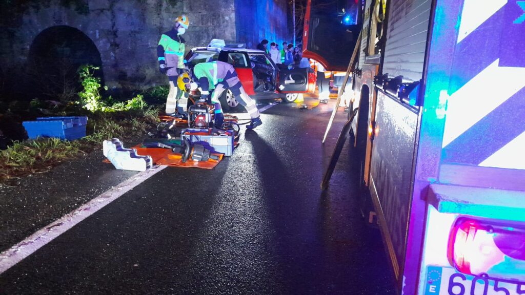 Otro de los accidentes graves de la pasada noche ocurrió sobre las 03:00 horas en el kilómetro 140 de la N-550, en la parroquia redondelana de Cesantes. El 112 informó que desde un primer momento se señaló que un joven herido era incapaz de abandonar el vehículo al estar atrapado por una pierna.