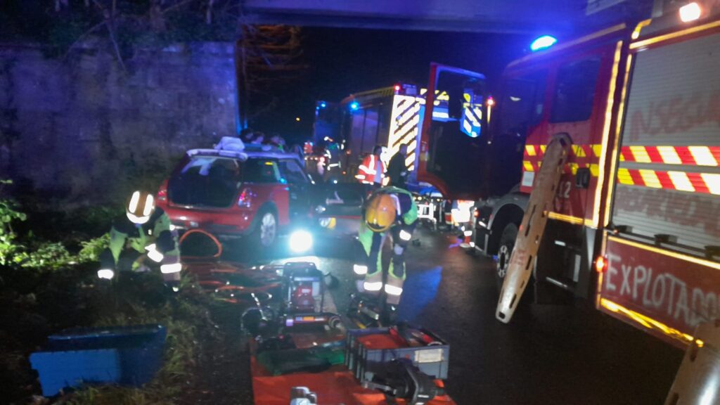 Otro de los accidentes graves de la pasada noche ocurrió sobre las 03:00 horas en el kilómetro 140 de la N-550, en la parroquia redondelana de Cesantes. El 112 informó que desde un primer momento se señaló que un joven herido era incapaz de abandonar el vehículo al estar atrapado por una pierna.