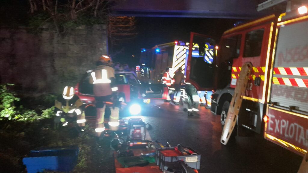 Otro de los accidentes graves de la pasada noche ocurrió sobre las 03:00 horas en el kilómetro 140 de la N-550, en la parroquia redondelana de Cesantes. El 112 informó que desde un primer momento se señaló que un joven herido era incapaz de abandonar el vehículo al estar atrapado por una pierna.