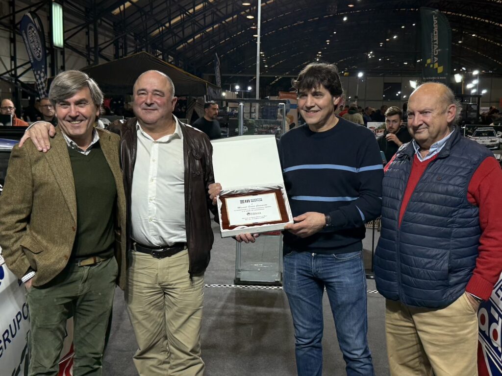  homenaje a Manuel Senra se convirtió en uno de los momentos más esperados. A las 18:00 h, se celebró un emotivo acto en el que el piloto gallego recibió una placa conmemorativa en reconocimiento a su brillante trayectoria en el automovilismo.